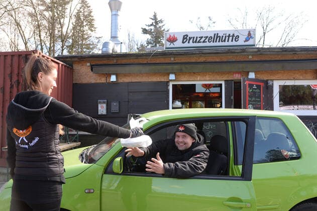 Hamburg, der 21.03.2020 Harburgs Kult-Currywurst-Brater Stefan Labann setzt auf Kreativität um das Geschäft in seiner Bruzzelhütte an der Bremer Straße aufrechtzuerhalten. Unter dem Motto Corona-Woche hat er seinen Betrieb radikal umgestellt. Der Verkauf erfolgt nicht mehr wie sonst in der regelmäßig dicht gefülleten Bude, sondern ausschließlich am Fenster. Aus Abstandsmarkierungen macht er ein lustiges Kinderspiel mit springen, hüpfen, krabbeln. Und ZABS - Zum Auto Bring Service hat er ins Leben gerufen. Mitarbeiter bringen nach telefonischer Bestellung die Currywurst direkt ans Auto. Der Gastronom und die Bruzzelhütte sind bekannt durch Funk & Fernsehen. So fand nach einem Schärfewettessen dort der erste Rettungseinsatz statt (Bild berichtete) und unvergessene Momente wo er Joko&Class, sowie Dieter Bohlen im Supertalent