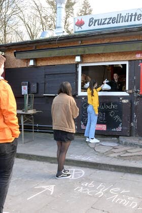 Hamburg, der 21.03.2020 Harburgs Kult-Currywurst-Brater Stefan Labann setzt auf Kreativität um das Geschäft in seiner Bruzzelhütte an der Bremer Straße aufrechtzuerhalten. Unter dem Motto Corona-Woche hat er seinen Betrieb radikal umgestellt. Der Verkauf erfolgt nicht mehr wie sonst in der regelmäßig dicht gefülleten Bude, sondern ausschließlich am Fenster. Aus Abstandsmarkierungen macht er ein lustiges Kinderspiel mit springen, hüpfen, krabbeln. Und ZABS - Zum Auto Bring Service hat er ins Leben gerufen. Mitarbeiter bringen nach telefonischer Bestellung die Currywurst direkt ans Auto. Der Gastronom und die Bruzzelhütte sind bekannt durch Funk & Fernsehen. So fand nach einem Schärfewettessen dort der erste Rettungseinsatz statt (Bild berichtete) und unvergessene Momente wo er Joko&Class, sowie Dieter Bohlen im Supertalent