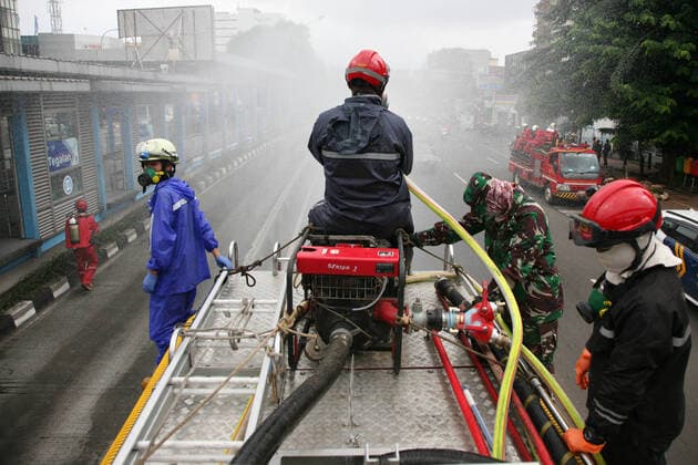 Indonesia: Jakarta streets sprayed with disinfectant A number of protocol roads to bus stops in Jakarta are sprayed with disinfectant liquid using fire trucks by firefighters in the context of preventing corona virus (covid-19). With the escort of police officers, members of the Indonesian National Armed Forces and officers of the Jakarta Special Capital District Transportation Agency, when spraying the streets were not closed by police officers. Jakarta DKI Jakarta Indonesia Copyright: KuncoroxWidyoxRumpoko