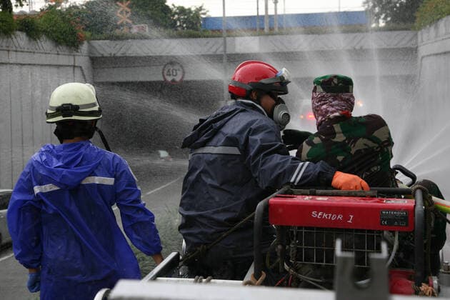 Indonesia: Jakarta streets sprayed with disinfectant A number of protocol roads to bus stops in Jakarta are sprayed with disinfectant liquid using fire trucks by firefighters in the context of preventing corona virus (covid-19). With the escort of police officers, members of the Indonesian National Armed Forces and officers of the Jakarta Special Capital District Transportation Agency, when spraying the streets were not closed by police officers. Jakarta DKI Jakarta Indonesia Copyright: KuncoroxWidyoxRumpoko