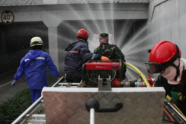 Indonesia: Jakarta streets sprayed with disinfectant A number of protocol roads to bus stops in Jakarta are sprayed with disinfectant liquid using fire trucks by firefighters in the context of preventing corona virus (covid-19). With the escort of police officers, members of the Indonesian National Armed Forces and officers of the Jakarta Special Capital District Transportation Agency, when spraying the streets were not closed by police officers. Jakarta DKI Jakarta Indonesia Copyright: KuncoroxWidyoxRumpoko