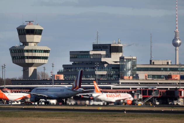 21.03.2020, Berlin, GER - Flugzeuge der easyjet und der germanwings am Terminal des Flughafen Berlin-Tegel. Im Hintergrund ist der Berliner Fernsehturm zu sehen. (abgestellt, Alltag, aussen, Aussenaufnahme, Berlin, deutsch, Deutschland, easyjet, Europa, europaeisch, Fernsehturm, Flughafen, Flughafen Tegel, Flugzeuge, Fruehjahr, Fruehling, Gebaeude, germanwings, Gesellschaft, Jahreszeit, parken, Parkposition, QF, Querformat, Stadt, Stadtansicht, Stadtbild, Stadtlandschaft, Telespargel, Terminal, Tower, Westeuropa) 200321D217BERLIN.JPG