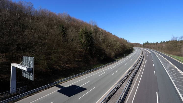 Coronavirus Angst, Auswirkungen wegen des Coronavirus (Covid-19), die Menschen scheinen sich an die Anweisungen der Behoerden zu halten und bleiben zum groessten Teil zu Hause die Autobahn A45 bei Siegen, leer, kein Verkehr Autobahn A45 am 22.03.2020 in Siegen Deutschland.
