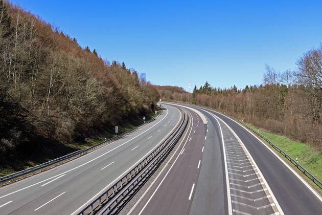 Coronavirus Angst, Auswirkungen wegen des Coronavirus (Covid-19), die Menschen scheinen sich an die Anweisungen der Behoerden zu halten und bleiben zum groessten Teil zu Hause die Autobahn A45 bei Siegen, leer, kein Verkehr Autobahn A45 am 22.03.2020 in Siegen Deutschland.