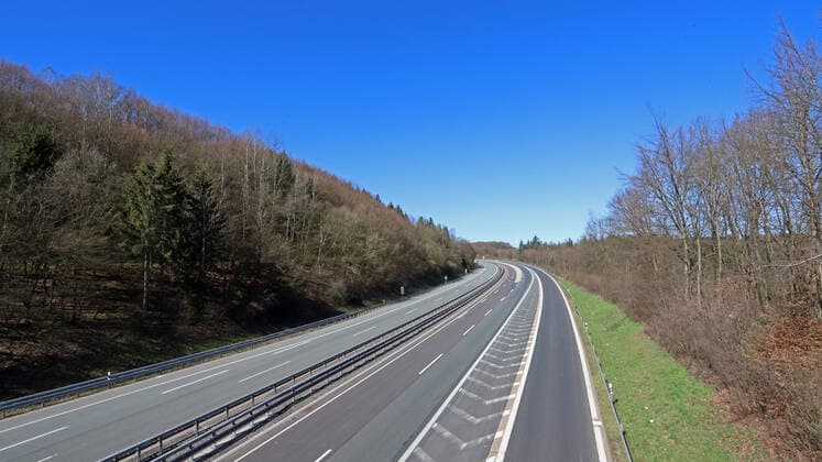 Coronavirus Angst, Auswirkungen wegen des Coronavirus (Covid-19), die Menschen scheinen sich an die Anweisungen der Behoerden zu halten und bleiben zum groessten Teil zu Hause die Autobahn A45 bei Siegen, leer, kein Verkehr Autobahn A45 am 22.03.2020 in Siegen Deutschland.