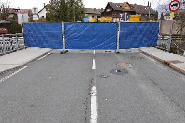 Grenzsperre - Bayern Salzburg Grossgmain, 22.03. 2020 Bayern macht die Grenze dicht - Grenzsperren - Sperre zwischen Bayrisch Gmain und Gross Gmain - Zaun mitten auf Straße und dicht.