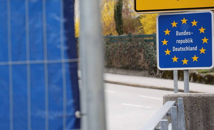 News Bilder des Tages Grenzsperre - Bayern Salzburg Grossgmain, 22.03. 2020 Bayern macht die Grenze dicht - Grenzsperren - Sperre zwischen Bayrisch Gmain und Gross Gmain - Zaun mitten auf Straße und dicht.