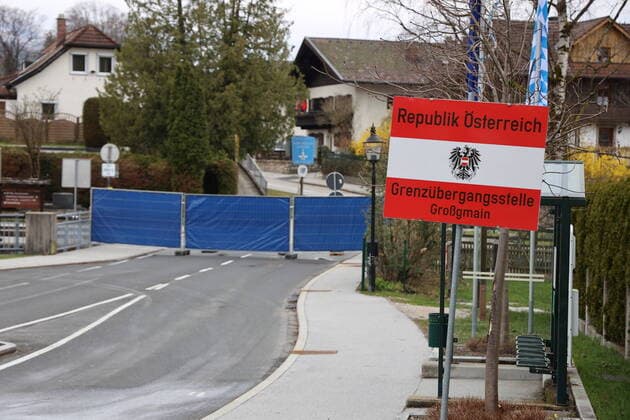 Grenzsperre - Bayern Salzburg Grossgmain, 22.03. 2020 Bayern macht die Grenze dicht - Grenzsperren - Sperre zwischen Bayrisch Gmain und Gross Gmain - Zaun mitten auf Straße und dicht.