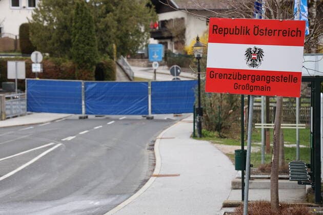 Grenzsperre - Bayern Salzburg Grossgmain, 22.03. 2020 Bayern macht die Grenze dicht - Grenzsperren - Sperre zwischen Bayrisch Gmain und Gross Gmain - Zaun mitten auf Straße und dicht.