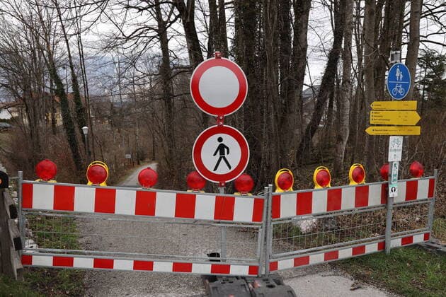 Grenzsperre - Bayern Salzburg Grossgmain, 22.03. 2020 Bayern macht die Grenze dicht - Grenzsperren - Sperre zwischen Bayrisch Gmain und Gross Gmain - Zaun mitten auf Straße und dicht.