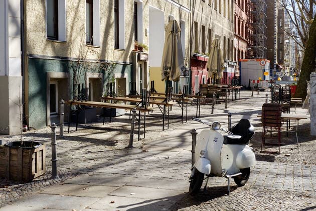 Geschlossene CafeÂ s in Berlin-Kreuzberg Geschlossene CafÃ s und Geschäfte in Berlin-Kreuzberg. Aufgrund der aktuellen Covid-19 Situation mussten die meisten Geschäfte vorübergehend schließen, um die Ausbreitung des Coronavirus zu verlangsamen., Berlin Berlin Deutschland Kreuzberg