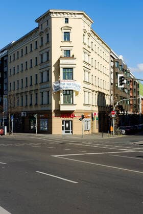 Solidaritätsbekundung für geflüchtete Menschen in Lesbos in Berlin-Kreuzberg zu Zeiten von Covid-19 Auf einem Transparent in Berlin-Kreuzberg ist die Forderung zu lesen, auch für geflüchtete Menschen in Lesbos Charterflüge zu organisieren, wie es für Deutsche Urlauber aufgrund der Covid-19 Pandemie geschah. Ansonsten sind kaum Menschen und Verkehr auf dem sonst so belebten Kottbusser Damm in Berlin-Kreuzberg. Aufgrund der aktuellen Covid-19 Situation mussten die meisten Geschäfte vorübergehend schließen, um die Ausbreitung des Coronavirus zu verlangsamen., Berlin Berlin Deutschland Kreuzberg