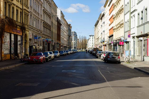 Die Oranienstraße in Berlin-Kreuzberg zu Zeiten von Covid-19 Kaum Menschen und Verkehr auf der sonst so belebten Oranienstraße in Berlin-Kreuzberg. Aufgrund der aktuellen Covid-19 Situation mussten die meisten Geschäfte vorübergehend schließen, um die Ausbreitung des Coronavirus zu verlangsamen., Berlin Berlin Deutschland Kreuzberg