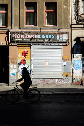 Konzertkasse Koka36 in Berlin-Kreuzberg zu Zeiten von Covid-19 Kaum Menschen und Verkehr auf der sonst so belebten Oranienstraße in Berlin-Kreuzberg. Aufgrund der aktuellen Covid-19 Situation mussten die meisten Geschäfte vorübergehend schließen, um die Ausbreitung des Coronavirus zu verlangsamen. Schlechte Zeiten für die Konzertkasse Koka36, ungewiss wann Veranstaltungen in Berlin wieder möglich sein werden., Berlin Berlin Deutschland Kreuzberg