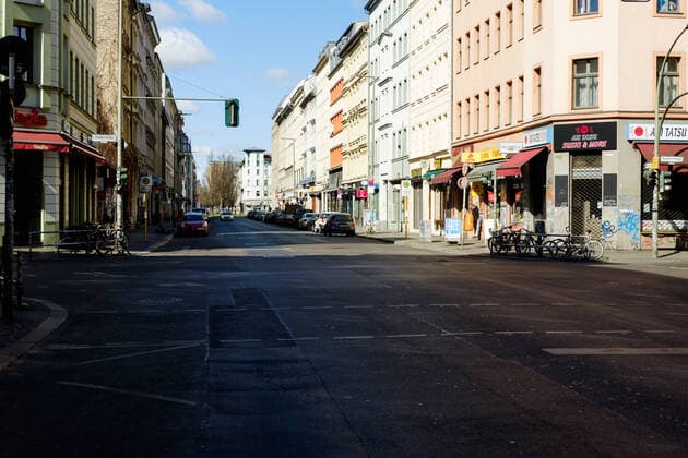 Die Oranienstraße in Berlin-Kreuzberg zu Zeiten von Covid-19 Kaum Menschen und Verkehr auf der sonst so belebten Oranienstraße in Berlin-Kreuzberg. Aufgrund der aktuellen Covid-19 Situation mussten die meisten Geschäfte vorübergehend schließen, um die Ausbreitung des Coronavirus zu verlangsamen., Berlin Berlin Deutschland Kreuzberg