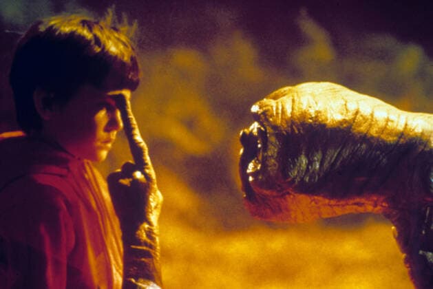 73. Berlinale, Steven Spielberg erhÃ¤lt den Goldenen EhrenbÃ¤ren fÃ¼r sein Lebenswerk E.T., l-r: Henry Thomas, E.T., 1982, Universal Pictures courtesy Everett Collection Universal Courtesy Everett Collection !ACHTUNG AUFNAHMEDATUM GESCHÃ„TZT! PUBLICATIONXNOTxINxCANxCHNxFRAxITAxJPNxNORxPOLxRUSxESPxUKxUSA Copyright: xUniversal CourtesyxEverettxCollectionx MSDETTT EC064