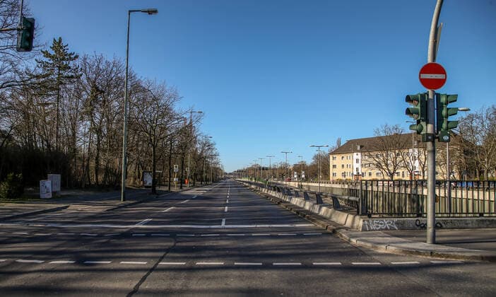 Coronavirus in Berlin Berlin, 22.03.2020, leere Strassen in Berlin, A111. Wegen des Coronavirus sind Kurt-Schumacher-Damm und der Reinickendorfzubringer A111 ungewoehnlich leer. Auf der Strasse ist kaum ein Auto zu erkennen. Der zweite Fruehlingstag zeigt sich sonnig und mit blauem Himmel. Berlin Berlin Deutschland Reinickendorf