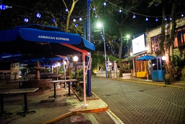 SÃO PAULO, SP - 22.03.2020: CORONAVÍRUS SÃO PAULO SÁBADO À NOITE - The closing of shops, attractions, public spaces made the city of São Paula empty on Saturday (22) at night, a time when there is usually a lot of movement, such as at Rua Avanhandava, where the Famiglia Mancini restaurant is, always crowded until early morning. x1896092x  JucaxRodrigues