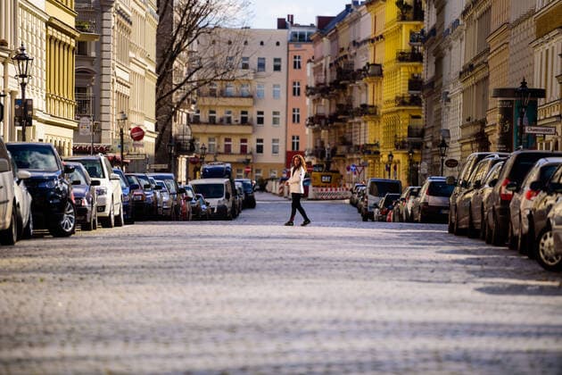 March 22, 2020: A Jogger is crossing an empty street in Berlin Kreuzberg while the Berlin Senate has decided on further precautions to contain the coronavirus pandemic. Therefore, no more events, meetings and gatherings of more than ten people are allowed. Physical contact with other people is to be reduced to an absolutely necessary minimum in the future. Wherever possible, a minimum distance between two persons of 1.5 metres should be maintained. - ZUMAs172 20200322_zap_s172_003 Copyright: xJanxScheunertx