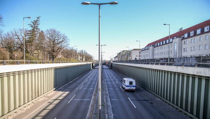 Coronavirus in Berlin Berlin, 22.03.2020, leere Strassen in Berlin, A111. Wegen des Coronavirus sind Kurt-Schumacher-Damm und der Reinickendorfzubringer A111 ungewoehnlich leer. Auf der Strasse ist kaum ein Auto zu erkennen. Der zweite Fruehlingstag zeigt sich sonnig und mit blauem Himmel. Berlin Berlin Deutschland Reinickendorf