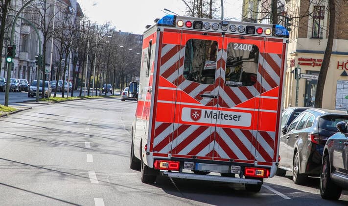 Coronavirus in Berlin Berlin, 22.03.2020, Notarztwagen. Krankenwagen der Malteser faehrt mit Blaulicht einen Patienten in das naechste Krankenhaus. Berlin Berlin Deutschland