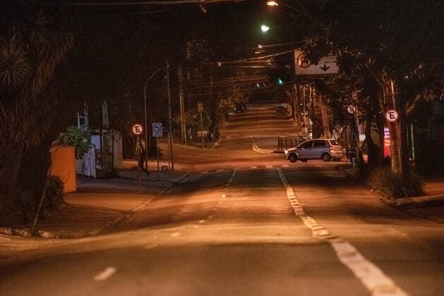 SÃO PAULO, SP - 22.03.2020: CORONAVÍRUS SÃO PAULO SÁBADO À NOITE - The closure of shops, attractions, public spaces made the city of São Paula empty on Saturday (22) at night, a time when there is usually a lot of movement, such as in the Butantã subway and the Raposo Tavares highway. x1896107x  JucaxRodrigues