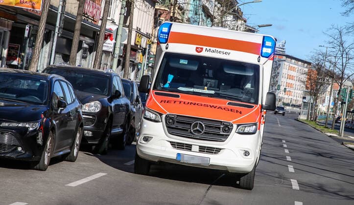 Coronavirus in Berlin Berlin, 22.03.2020, Notarztwagen. Krankenwagen der Malteser faehrt mit Blaulicht einen Patienten in das naechste Krankenhaus. Berlin Berlin Deutschland