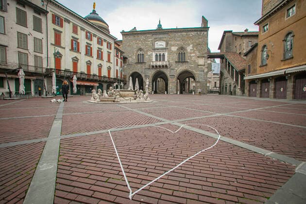 Bergamo Coronavirus - new government squeeze on contagion security provisions; Sunday in Bergamo. old square, a heart made of adhesive tape (Foto & xa9;Sergio Agazzi Fotogramma, Bergamo - 2020-03-22) p.s. la foto e utilizzabile nel rispetto del contesto in cui e stata scattata, e senza intento diffamatorio del decoro delle persone rappresentate  Copyright: xFotox& xa9;SergioxAgazzix xFOTOGRAMMAx