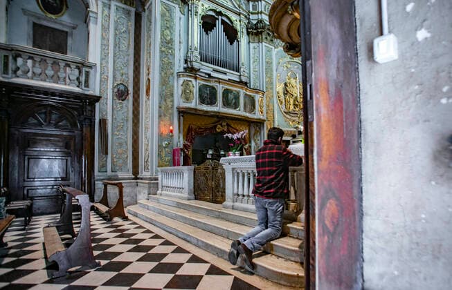 News Bilder des Tages Bergamo Coronavirus - new government squeeze on contagion security provisions; Sunday in Bergamo. a man prays in the church of S Lucia in the center (Foto & xa9;Sergio Agazzi Fotogramma, Bergamo - 2020-03-22) p.s. la foto e utilizzabile nel rispetto del contesto in cui e stata scattata, e senza intento diffamatorio del decoro delle persone rappresentate  Copyright: xFotox& xa9;SergioxAgazzix xFOTOGRAMMAx