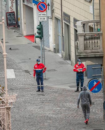 Bergamo Coronavirus - new government squeeze on contagion security provisions; Sunday in Bergamo. the carabineri patrol the city center (Foto & xa9;Sergio Agazzi Fotogramma, Bergamo - 2020-03-22) p.s. la foto e utilizzabile nel rispetto del contesto in cui e stata scattata, e senza intento diffamatorio del decoro delle persone rappresentate  Copyright: xFotox& xa9;SergioxAgazzix xFOTOGRAMMAx