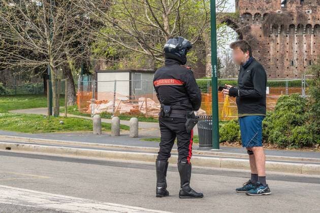 Coronavirus Covid emergency 19 - People who do not respect the travel ban Pictured: checks by the carabinieri to people running (Francesco Bozzo Fotogramma, Milan - 2020-03-22) p.s. la foto e utilizzabile nel rispetto del contesto in cui e stata scattata, e senza intento diffamatorio del decoro delle persone rappresentate  Copyright: xFrancescoxBozzox xFOTOGRAMMAx