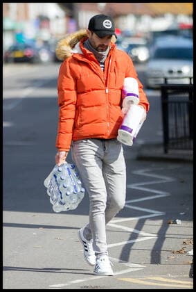 . 22 03 2020. London, United Kingdom. Ongoing Coronavirus Crisis. A shopper leaves a branch of SainsburyÕs with packs of toilet rolls during Coronavirus crisis.  xMartynxWheatleyx xi-Imagesx IIM-20944-0017
