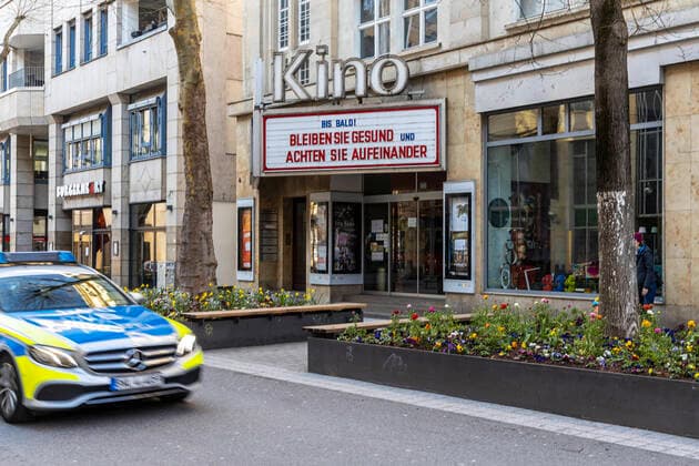 Stuttgart, 22.03.2020: Kino Anzeigentafel während der Corona-Krise. Statt Spielfilm gute Wunsche: Bleiben Sie gesund und achten Sie aufeinander. DEU, Deutschland, Baden-Württemberg