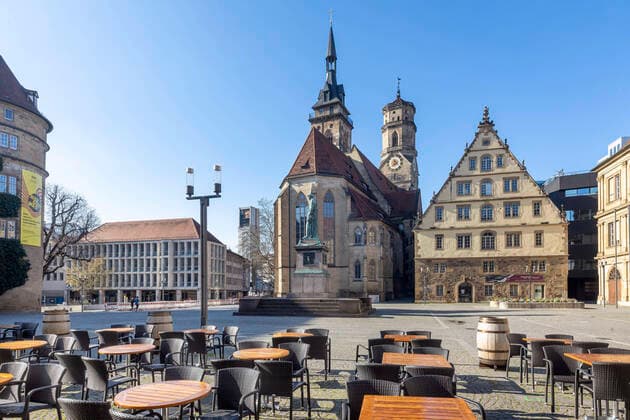 Stuttgart, 22.03.2020: Auswirkungen der Corona-Krise. Eine Allgemeinverfügung legt die Landeshauptstadt lahm. Geschäfte und Restaurants sind geschlossen, Gruppenbildungen von drei und mehr Personen sind verboten. Schillerplatz mit Stiftskirche und Fruchtkasten - Musikinstrumentenmuseum. DEU, Deutschland, Baden-Württemberg