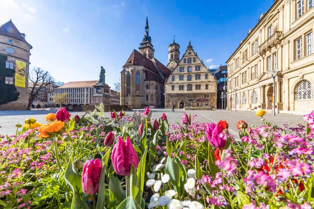 News Bilder des Tages Stuttgart, 22.03.2020: Auswirkungen der Corona-Krise. Eine Allgemeinverfügung legt die Landeshauptstadt lahm. Geschäfte und Restaurants sind geschlossen, Gruppenbildungen von drei und mehr Personen sind verboten. Schillerplatz mit Stiftskirche und Fruchtkasten - Musikinstrumentenmuseum. DEU, Deutschland, Baden-Württemberg