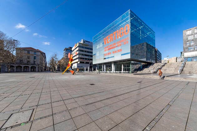 Stuttgart, 22.03.2020: Auswirkungen der Corona-Krise. Eine Allgemeinverfügung legt die Landeshauptstadt lahm. Geschäfte und Restaurants sind geschlossen, Gruppenbildungen von drei und mehr Personen sind verboten. Schlossplatz mit Königstraße, Kunstmuseum und Königsbau. DEU, Deutschland, Baden-Württemberg
