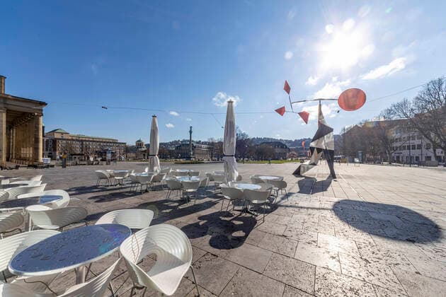 Stuttgart, 22.03.2020: Auswirkungen der Corona-Krise. Eine Allgemeinverfügung legt die Landeshauptstadt lahm. Geschäfte und Restaurants sind geschlossen, Gruppenbildungen von drei und mehr Personen sind verboten. Schlossplatz mit Königstraße, Kunstmuseum und Königsbau. DEU, Deutschland, Baden-Württemberg