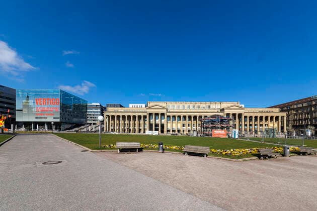 Stuttgart, 22.03.2020: Auswirkungen der Corona-Krise. Eine Allgemeinverfügung legt die Landeshauptstadt lahm. Geschäfte und Restaurants sind geschlossen, Gruppenbildungen von drei und mehr Personen sind verboten. Schlossplatz mit Königstraße, Kunstmuseum und Königsbau. DEU, Deutschland, Baden-Württemberg