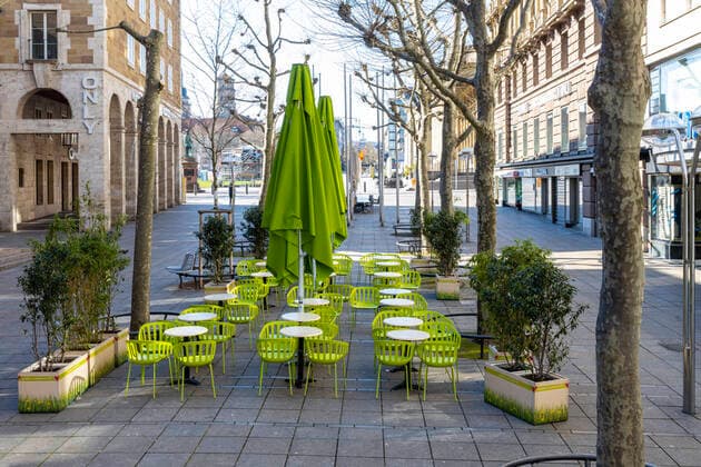 Stuttgart, 22.03.2020: Auswirkungen der Corona-Krise. Eine Allgemeinverfügung legt die Landeshauptstadt lahm. Geschäfte und Restaurants sind geschlossen, Gruppenbildungen von drei und mehr Personen sind verboten. Fußgängerzone Königstraße in der Stadtmitte. DEU, Deutschland, Baden-Württemberg