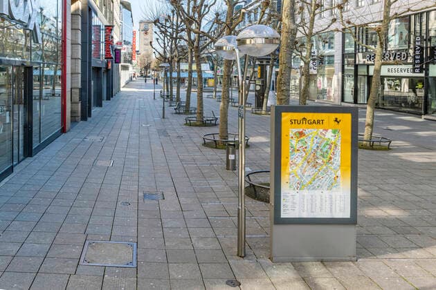 Stuttgart, 22.03.2020: Auswirkungen der Corona-Krise. Eine Allgemeinverfügung legt die Landeshauptstadt lahm. Geschäfte und Restaurants sind geschlossen, Gruppenbildungen von drei und mehr Personen sind verboten. Fußgängerzone Königstraße in der Stadtmitte. DEU, Deutschland, Baden-Württemberg