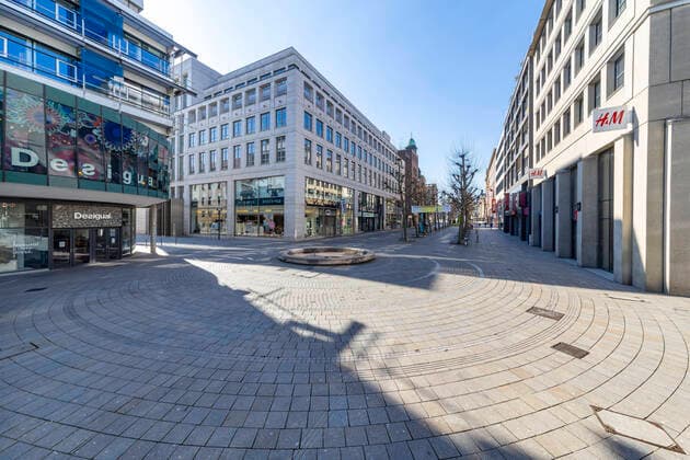 Stuttgart, 22.03.2020: Auswirkungen der Corona-Krise. Eine Allgemeinverfügung legt die Landeshauptstadt lahm. Geschäfte und Restaurants sind geschlossen, Gruppenbildungen von drei und mehr Personen sind verboten. Fußgängerzone Königstraße in der Stadtmitte. DEU, Deutschland, Baden-Württemberg