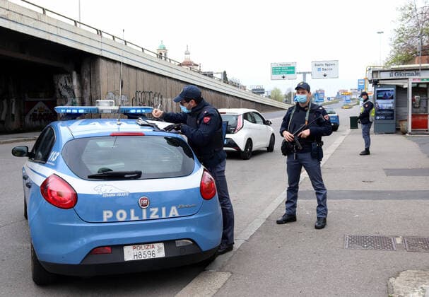 foto ipp-giorgio rossi- milano 22 03 2020- emergenza coronavirus - divieto di uscire - piazzale autolaghi- controlli della polizia e polstrada emergenza coronavirus - divieto  0