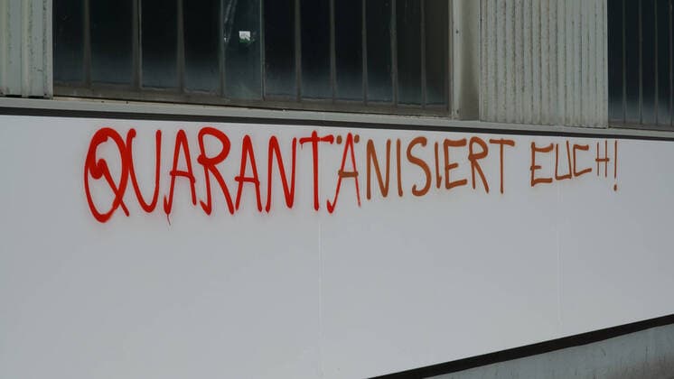 Zur Eindämmung des Coronavirus wurden Geschäftsschließungen angeordnet und werden Ausgangssperren diskutiert, das Foto zeigt ein Graffiti, Schriftzug an einem gebäude mit der Aufschrift: Quarantänisiert Euch, 22.03.2020, Bremen (Deutschland), News, Feature, Coronavirus Bremen