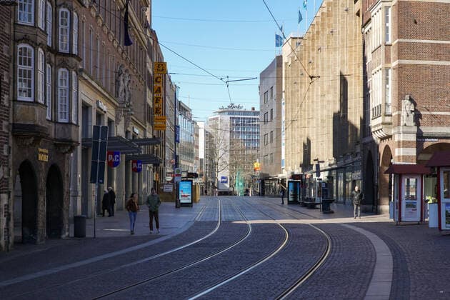 Zur Eindämmung des Coronavirus wurden Geschäftsschließungen angeordnet und werden Ausgangssperren diskutiert, das Foto zeigt die leere Einkaufsstraße, Füßgängerzone Obernstraße in Bremen, 22.03.2020, Bremen (Deutschland), News, Feature, Coronavirus Bremen
