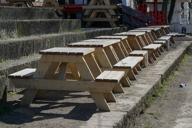 Zur Eindämmung des Coronavirus wurden Geschäftsschließungen angeordnet und werden Ausgangssperren diskutiert, das Foto zeigt leere Tische und Bänke in einem Biergarten, Gartenlokal, 22.03.2020, Bremen (Deutschland), News, Feature, Coronavirus Bremen