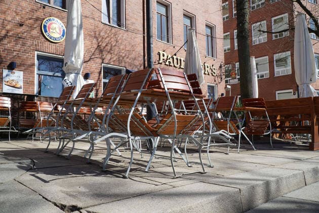 Zur Eindämmung des Coronavirus wurden Geschäftsschließungen angeordnet und werden Ausgangssperren diskutiert, das Foto zeigt leere zusammengestellte Tische und Stühe vor einem Loka, Restaurant, Gaststätte, Wirtshaus, Biergarten, Gartenlokal, Paulaners Bremen, 22.03.2020, Bremen (Deutschland), News, Feature, Coronavirus Bremen