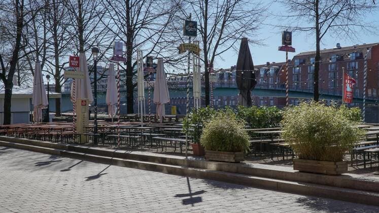 Zur Eindämmung des Coronavirus wurden Geschäftsschließungen angeordnet und werden Ausgangssperren diskutiert, das Foto zeigt leere Tische und Bänke in einem Biergarten, Gartenlokal, 22.03.2020, Bremen (Deutschland), News, Feature, Coronavirus Bremen