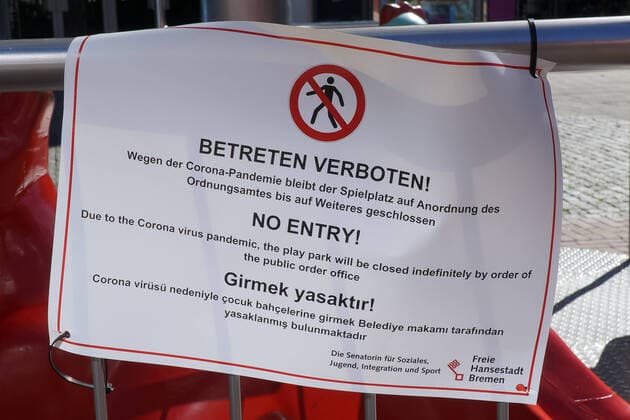 Zur Eindämmung des Coronavirus wurden Geschäftsschließungen angeordnet und werden Ausgangssperren diskutiert, das Foto zeigt ein Hinweisschild, Aushang an einem Kinderspielplatz, Spielplatz mit der Aufschrift: Betreten verboten, Wegen der Corona-Pandemie beliebt der Spielplatz auf Anordnung des Ordnungsamtes bis auf Weiteres geschlossen, 22.03.2020, Bremen (Deutschland), News, Feature, Coronavirus Bremen
