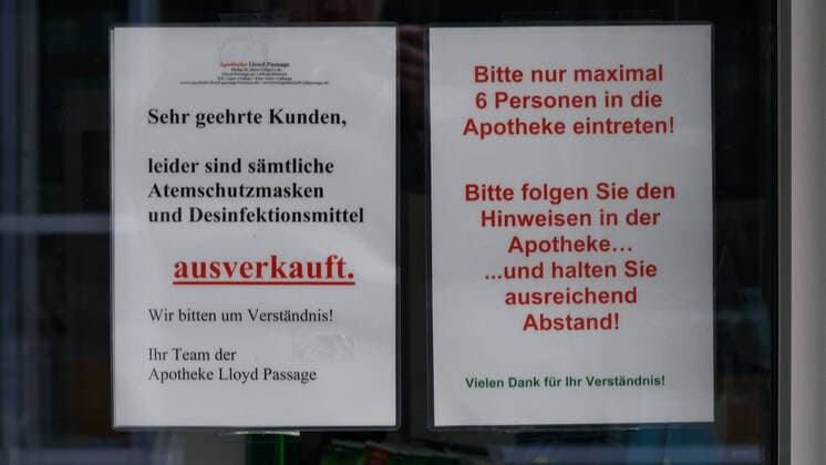 Zur Eindämmung des Coronavirus wurden Geschäftsschließungen angeordnet und werden Ausgangssperren diskutiert, das Foto zeigt ein Hinweisschild, einen Aushang in einer Apotheke mit der Aufschrift: Leider sind sämtliche Atemschutzmasken und Desinfektionsmittel ausverkauft, bitte nur maximal 6 personen in die Apotheke eintreten, 22.03.2020, Bremen (Deutschland), News, Feature, Coronavirus Bremen