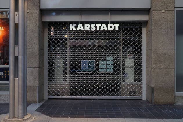 Zur Eindämmung des Coronavirus wurden Geschäftsschließungen angeordnet und werden Ausgangssperren diskutiert, das Foto zeigt einen Eingang einer Karstadt Filiale, der mit einem Rollgitter verschlossen ist, 22.03.2020, Bremen (Deutschland), News, Feature, Coronavirus Bremen